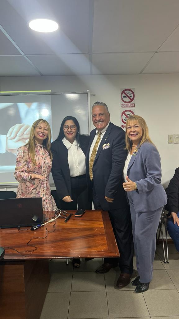 EspacioArbitral's tweet photo. Nuestro Director General, acompañado por algunos de nuestros árbitros, compartieron ayer en la Cámara Inmobiliaria Metropolitana una amena charla sobre las ventajas y beneficios de las cláusulas arbitrales en los contratos de arrendamiento. https://t.co/shgG352Aym