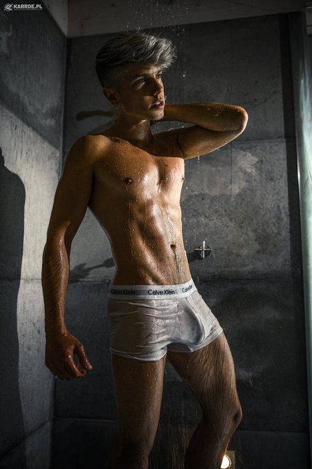 💦💦💦 Shower time 😈🤤🍆👀  Retweet if you wanna help me to take off those boxers 😈😈😈  Shot by @karrde_pl 🔥<a href="/tag/retweet"class="tags"><span>#retweet</span></a>
