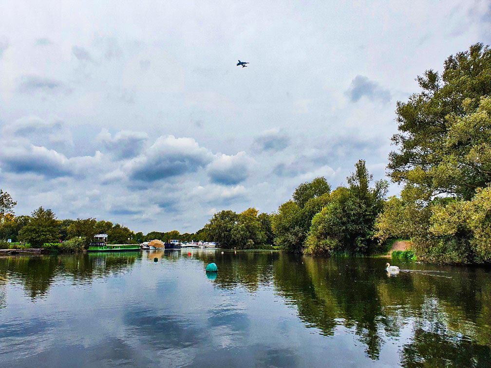 RunnymedeBeat's tweet photo. Neighbourhood Specialist PC Michaela Vasilova has been out this morning with the Penton Hook team to discuss seasonal issues on the Thames backwaters at #Chertsey following concerns raised by residents and service users.  
#ASBAware #PartnershipWorking https://t.co/l3lmHWL9II