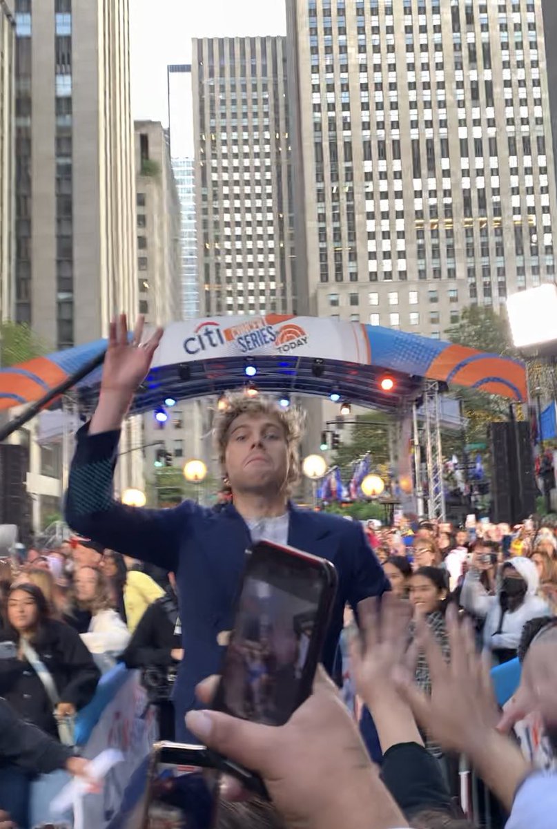 YALL LUKE JUMPED TO GET IN MY SHOT