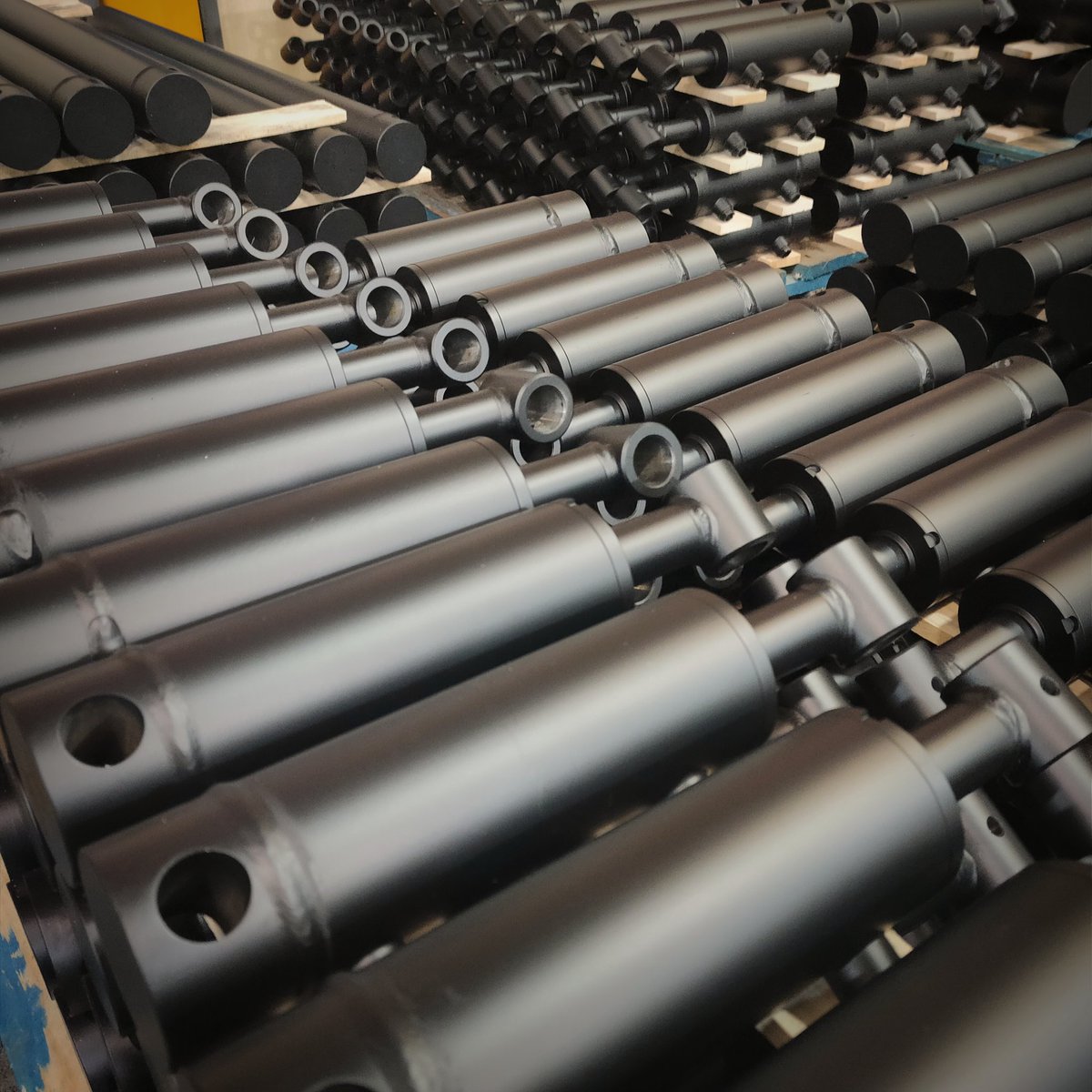 CICROSA's tweet photo. 🇪🇸 Disponemos de un stock permanente de miles de cilindros estándar para envío inmediato.
🇬🇧 We keep a permanent stock of thousands of standard cylinders ready to be sent immediately.

#CICROSAHIDRAULICA #Hydraulics #Hidráulica #CilindroHidráulico #HydraulicCylinder https://t.co/tlEJvjaRjV