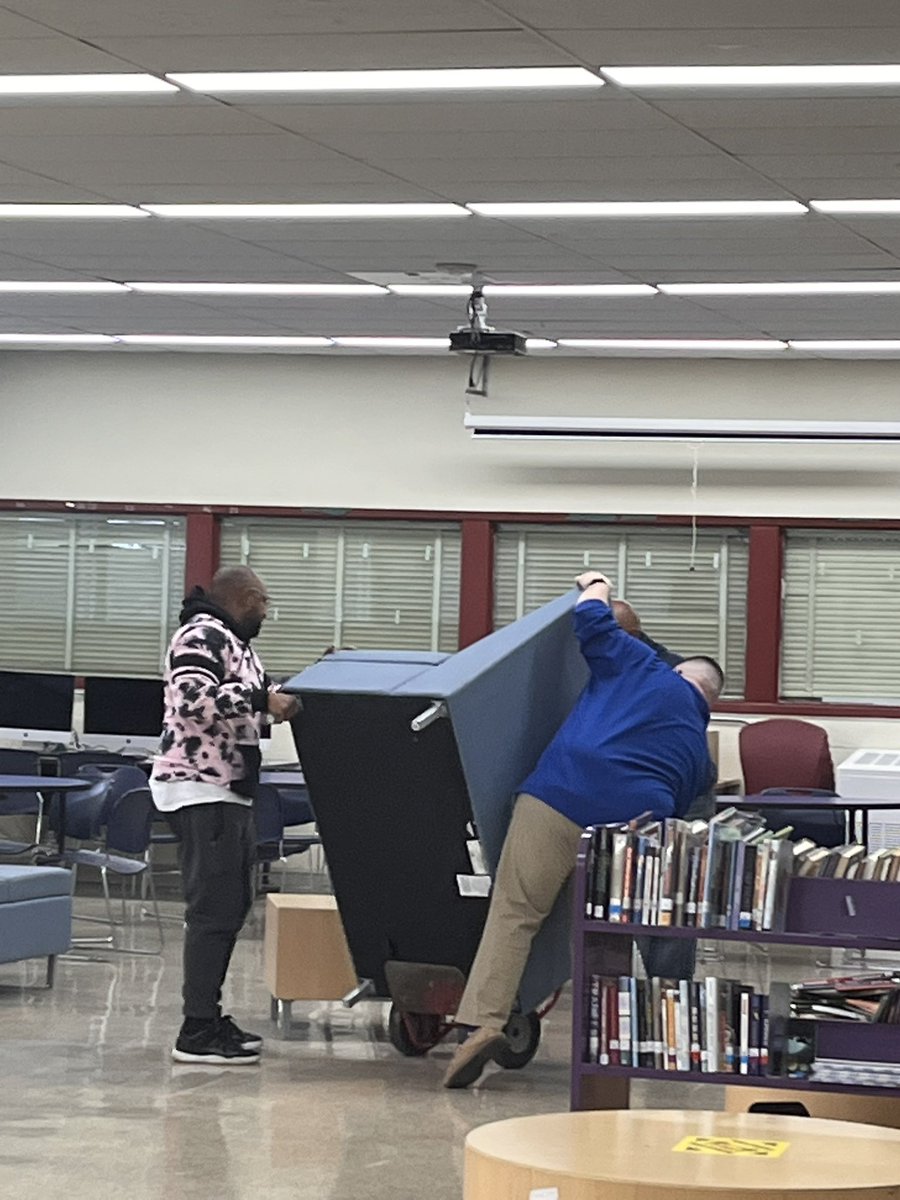 AvidNoms's tweet photo. Sometimes PD requires the men of NOMS to be put to work. The Principal called and they came. @NafisahCurry  @MonroePrincipal @TheMan_MrCoates @SavvyEducator_T @PGCPSAdvancedP1 https://t.co/U0IjykY6cO