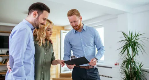HomeOwnersAll's tweet image. Sellers are increasingly having to lower their asking prices. 6% of homes currently listed for sale have had their asking price reduced by 5% or more. So if you're buying, is now a good time to make an offer and how should you approach negotiations? hoa.org.uk/advice/guides-…