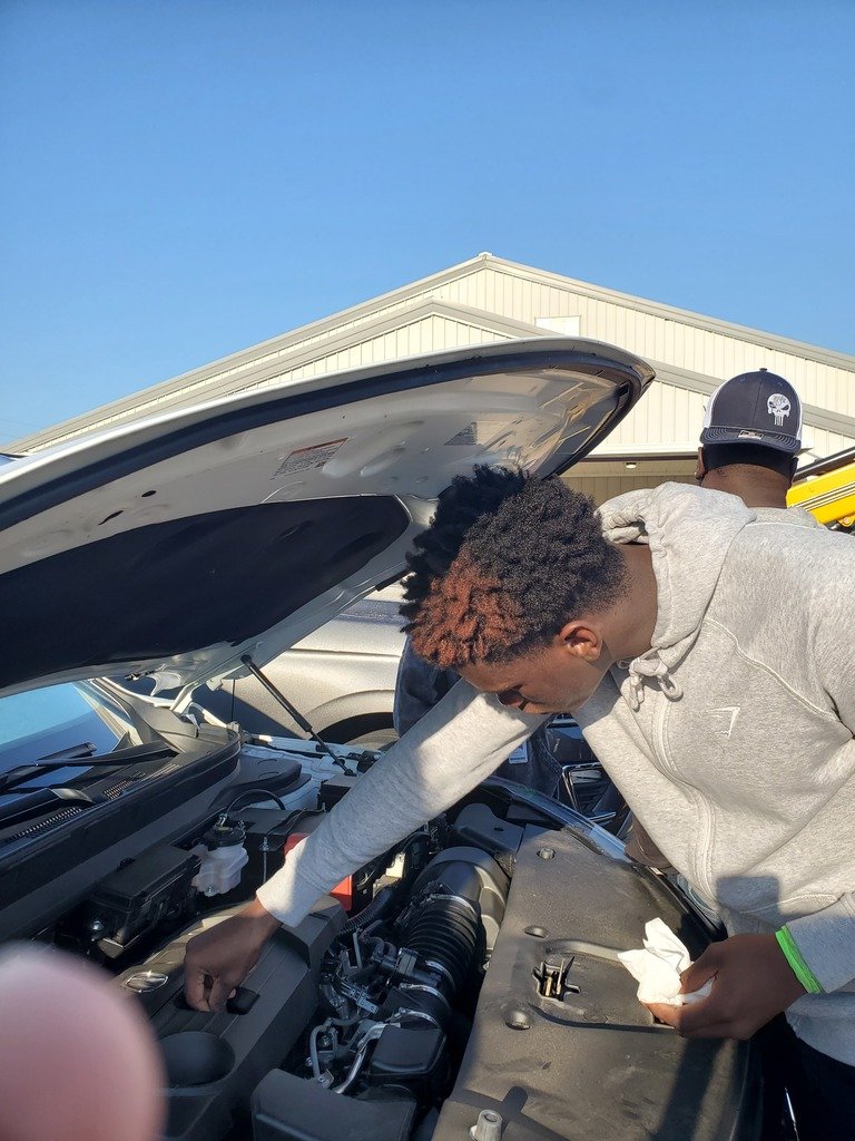 DesotoParish's tweet photo. Sometimes it's simple things that get overlooked! LHS students reviewed how to check/change their oil and how to to check air pressure and tires while learning how routine maintenance can save money in the long run as part of #FindYourWayFriday. #DeSotoStrong https://t.co/yFEi6Fia6r