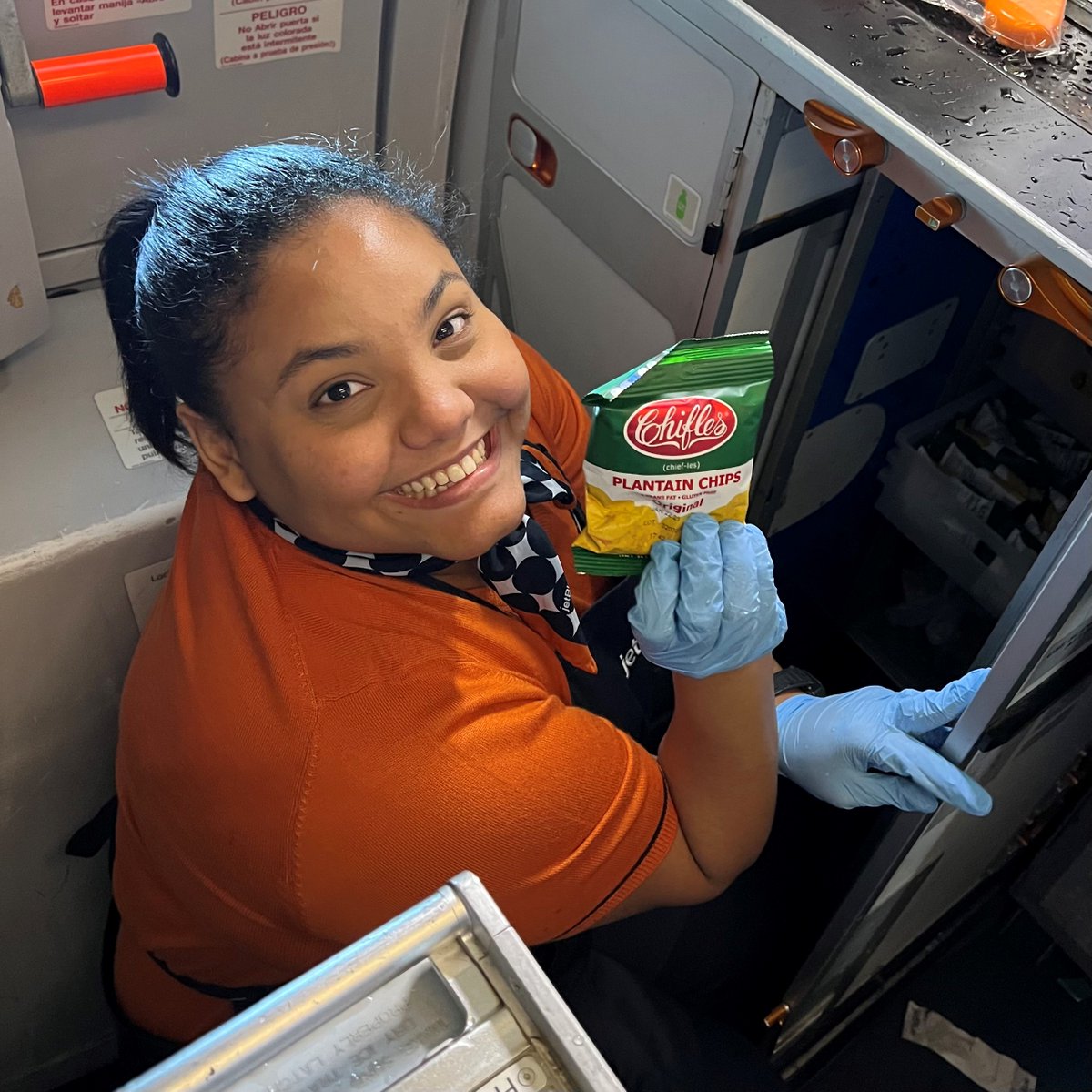 JetBlue's tweet photo. These chips are plantains. P-L-A-N-T-A-I-N-S. @chifleschips are a delicious, crunchy, better-for-you FREE inflight snack. Hispanic-owned and sourced in collaboration with our Hispanic crewmembers. #HispanicHeritageMonth https://t.co/WuCk6myegl