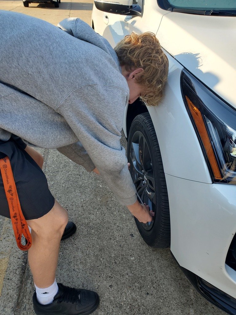 DesotoParish's tweet photo. Sometimes it's simple things that get overlooked! LHS students reviewed how to check/change their oil and how to to check air pressure and tires while learning how routine maintenance can save money in the long run as part of #FindYourWayFriday. #DeSotoStrong https://t.co/yFEi6Fia6r