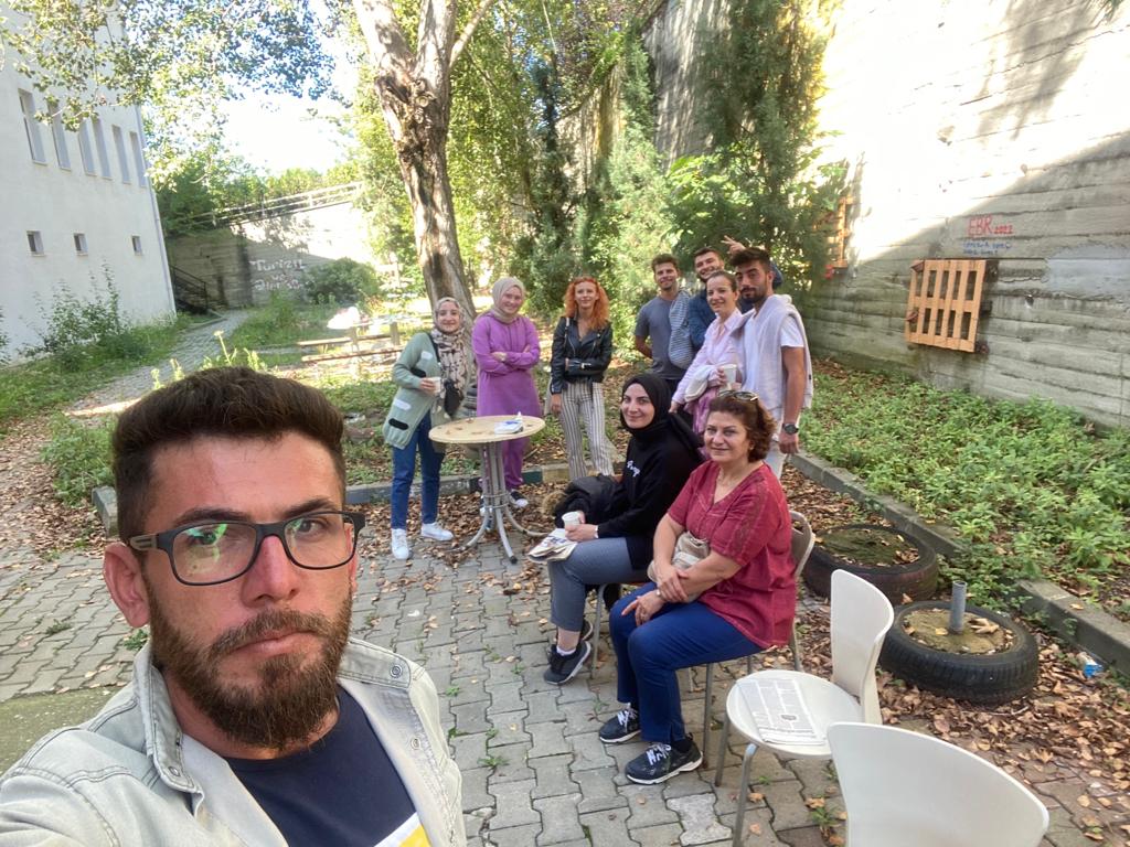 Bölümümüz 1. ve 2. Sınıf öğrencileri,  Peyzaj ve Süs Bitkileri Programı ile Organik Tarım Öğretim elemanlarının katılımıyla “Tanışma Çayı” etkinliği gerçekleştirildi.<a href="/uzun_orhan/">ORHAN UZUN</a> , <a href="/GencLermi/">Ayşe Genç Lermi</a> ,<a href="/OrganikBMYO/">BARÜ Organik Tarim</a> <a href="/m_zahmakiran/">Prof. Dr. Mehmet Zahmakıran</a> <a href="/TDelialioglu/">Turgay Delialioğlu</a>