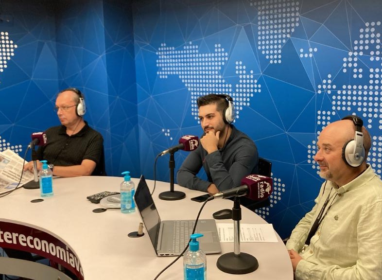 DavidBarberaG's tweet photo. 👏🏽 ¡Espectacular!

Grandísimo programa hoy de @MMananaestarde presentado por @JFran76 en el que hemos hablado de cine y de libros llevados a la gran pantalla.📚

📻Con Javier Raga y Ramón Ferrer en @RIntereconomiaV https://t.co/27QN81NGT2