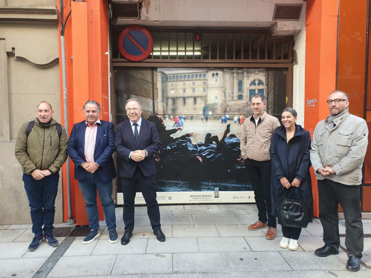 psdegsantiago's tweet photo. 🎨O alcalde de Santiago, Xosé Sánchez Bugallo, e a concelleira de Acción Cultural, @mrosonf, asistiron á presentación da mostra #CompostelaPhoto.
 🖼️Impulsada por @SCQ_Centro, pódese ver en 15 garaxes do Ensanche
#SantiagoAvanza
🔗https://t.co/eKbOOaqdk8 https://t.co/DX6vCxmen2
