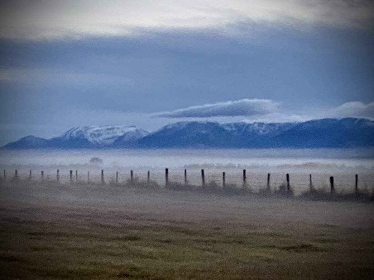 RanaePape's tweet photo. Good morning. Itโs Friday ๐ #home #wyoming #windriverrange #frontdoorview #fall https://t.co/IHO2T6zZqm