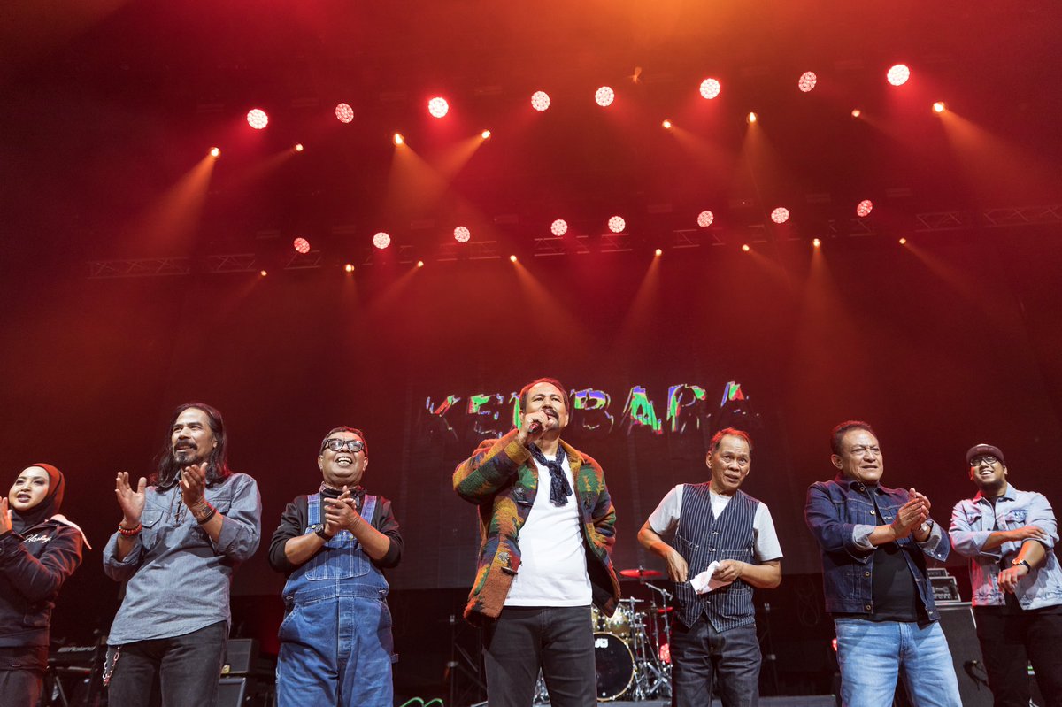 Kembara1404's tweet photo. Terima kasih kepada semua Pengembara yang hadir pada malam yang akan menjadi kenangan buat kita. Terima kasih juga buat Shiraz Projects kerana telah menyatukan kita. Dengan izinNya kita akan bertemu di Singapura pula. #Kembara #PanoramaJingga #1444Hijrah #ShirazProjects. https://t.co/EDGxjdMzEU