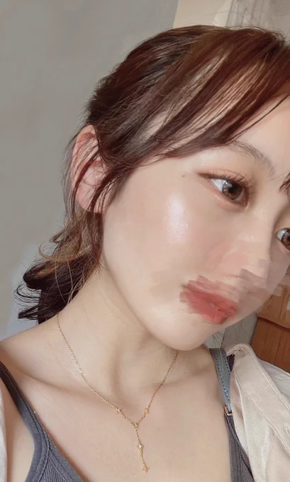 下地が大人気なジョンセンムルのクッションファンデ"薄くて透明なツヤが出るファンデ"の名の通りツヤ感がとっても綺麗。毛穴もしっかり隠してくれるのに一日中汚くならずぷるっとした肌が続く!7色展開で自分に合うカラーが見つけられるのも嬉しい#PR 