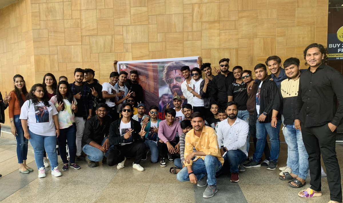 HrfcVadodara's tweet photo. HRFC VADODARA 

Our First Day First Show Celebration 💥 
It’s Vikram Vedha Day ✌️✌️

@iHrithik @HrithikRules #SaifAliKhan @PushkarGayatri  @RelianceEnt 

#HritikRoshan #VikramVedha #VikramVedhaFDFS https://t.co/bKSXOxxUqx