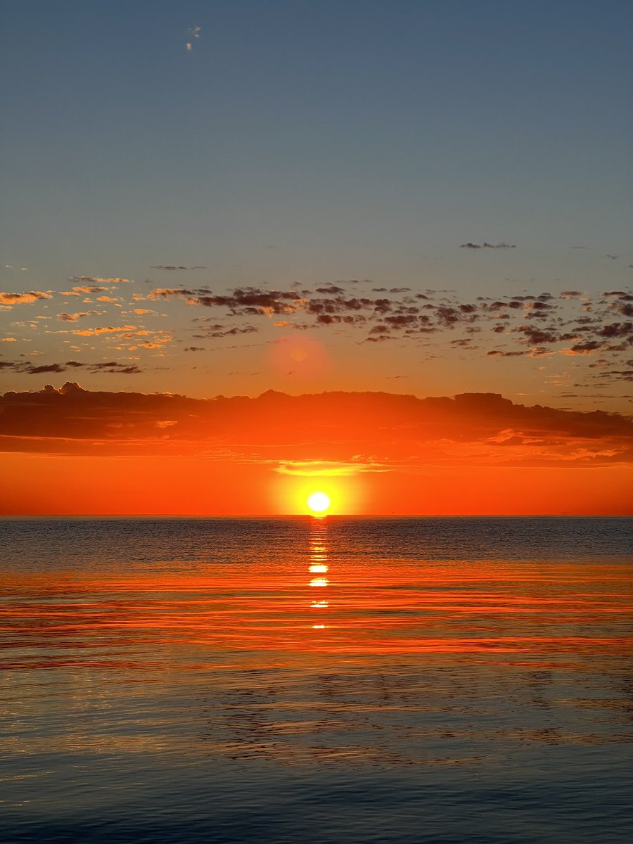 Good Morning from the Big Lake. #lakeSuperior #gitchiiGumii #sunrise <a href="/CathyWurzer/">Cathy Wurzer</a> and <a href="/svensundgaard/">Sven Sundgaard</a> #MCHConf #duluthMN #thisIsMyMN