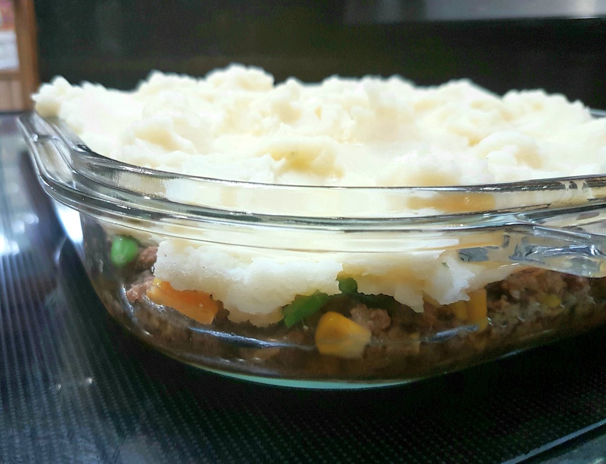 SimplyHomemad12's tweet photo. There is nothing quite like comfort food. And one of the best is a Scrumptious Shepherds Pie! A mixture of vegetables blended with ground beef in my homemade savoury gravy, topped with creamy mashed potatoes. 3 lbs of goodness. Just heat and serve! #shepherdspie #dinnerisready https://t.co/Wg77Dv0EU3
