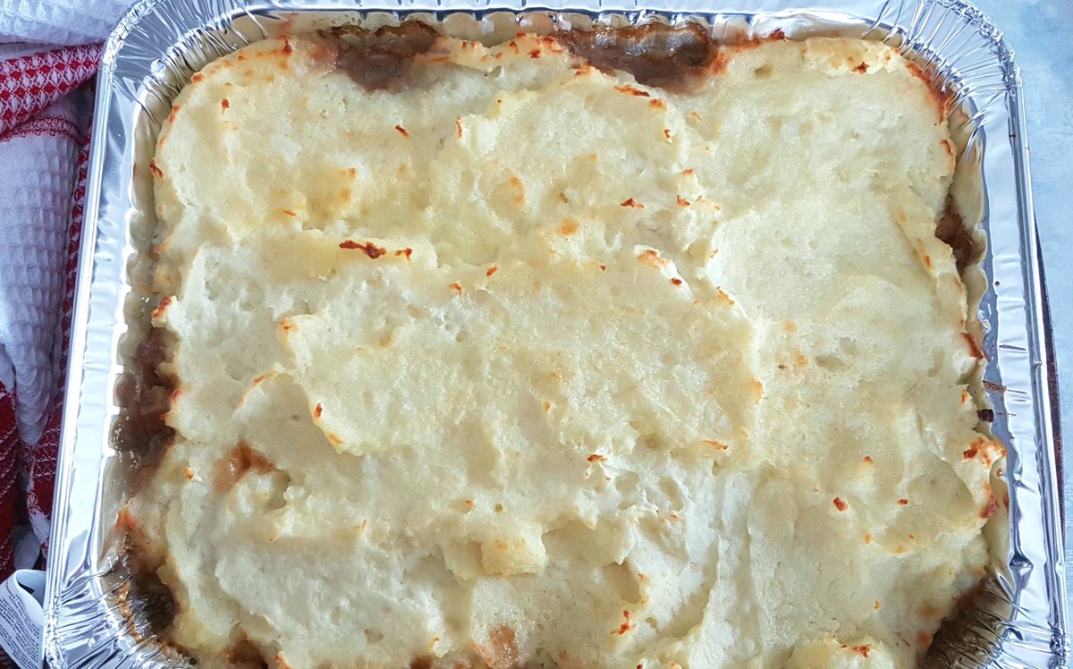 SimplyHomemad12's tweet photo. There is nothing quite like comfort food. And one of the best is a Scrumptious Shepherds Pie! A mixture of vegetables blended with ground beef in my homemade savoury gravy, topped with creamy mashed potatoes. 3 lbs of goodness. Just heat and serve! #shepherdspie #dinnerisready https://t.co/Wg77Dv0EU3