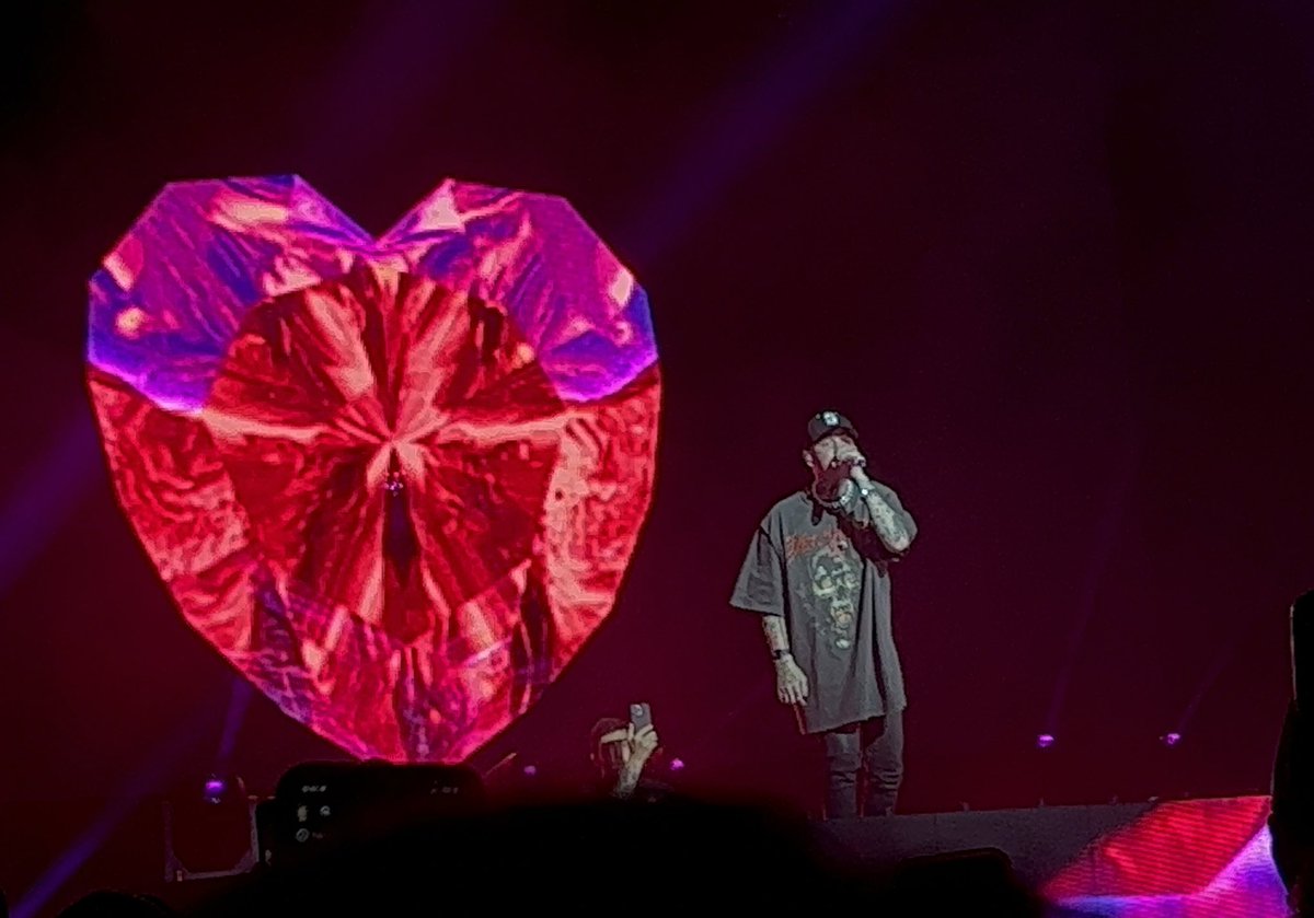 justmalikah's tweet photo. had the most amazing time seeing @iamblackbear in seattle❤️ waiting 4 years to see him live was worth it!!🥹🥰 https://t.co/R78PmBrWh0