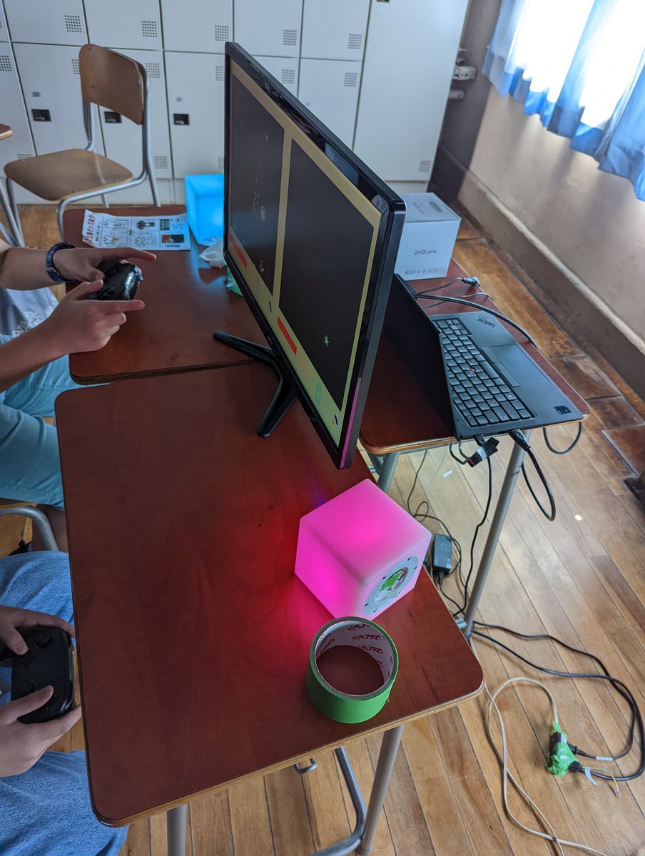 azb_apcc's tweet photo. 対戦型シューティングゲーム展示のようす https://t.co/Zt78mVLOlQ