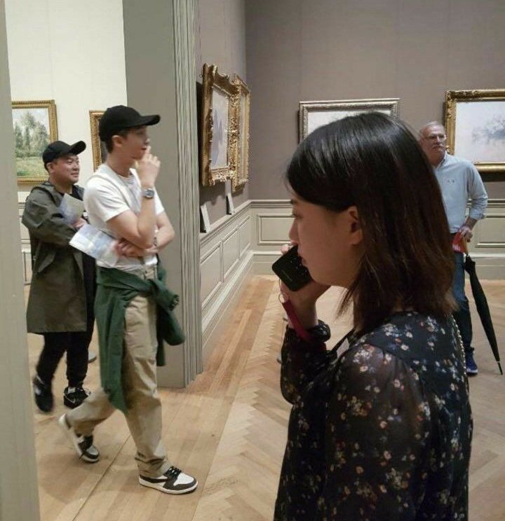 magicwithluv_'s tweet photo. Sırf Namjoon'a bakabilmek için telefonla konuşuyormuş gibi yapmak https://t.co/cihfKu1OsH