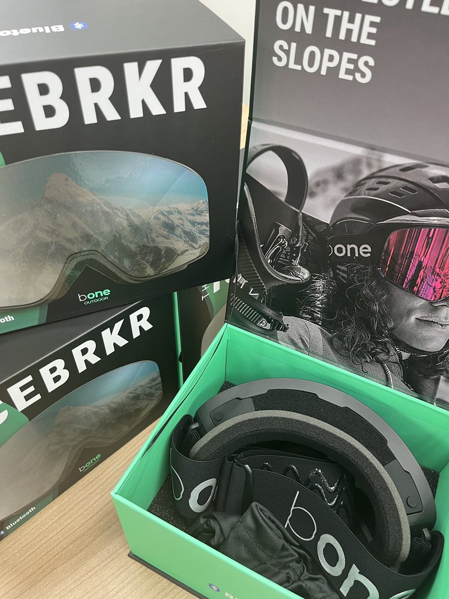 Icebrkrjapan's tweet photo. IceBRKR2.0がようやく本日到着！

ただいまスタッフ一同で検品中です💨

皆様へのお届けは10月3日より開始させていただきます。
クラウドファンディングでご購入、または公式オンラインストアにてご予約いただいております皆様から順次発送させていただきます！

#IceBRKR
#スノーボード https://t.co/aftsitLNii