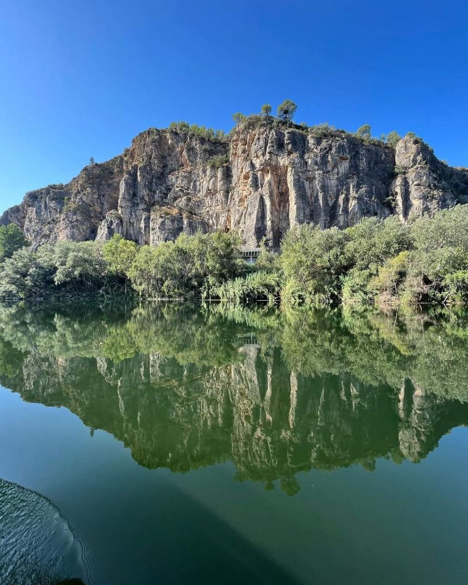 💧 El Pas de l’Ase, on l’Ebre s’obre pas entre muntanyes, és un paratge de riu de gran bellesa paisatgística i que podeu conèixer des de dins el riu navegant amb el llagut turístic «Lo Roget» d’Ascó.

ℹ️ ascoturisme.com