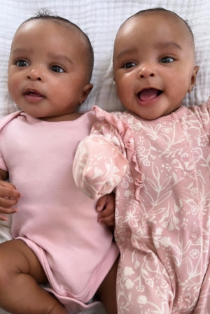 SophiecBobe's tweet photo. Good luck to the Bernard twins confirmed for a comedy series! @bonnieandbetty1 @GemBobe #Childextras #Babymodels #teambobe https://t.co/dyy2qXjpsj