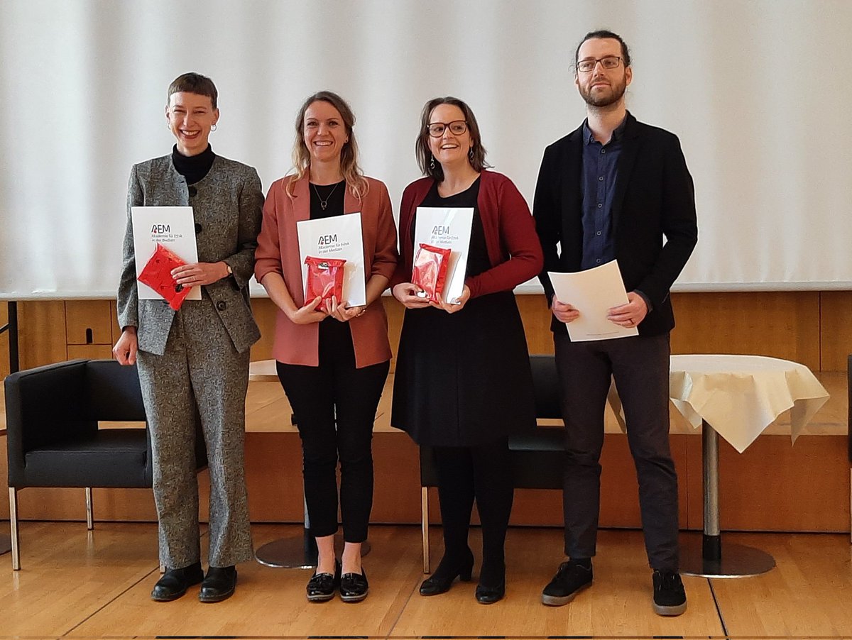 AEM_EthikMed's tweet photo. Bei der #aem2022 wurden die Nachwuchspreise der @AEM_EthikMed vergeben! Sie gehen dieses Jahr an Mirjam Faissner, @EvaViktoriaKuhn, @Regina_Mueller_ und Sebastian Laacke. https://t.co/cEmzkXTfUi