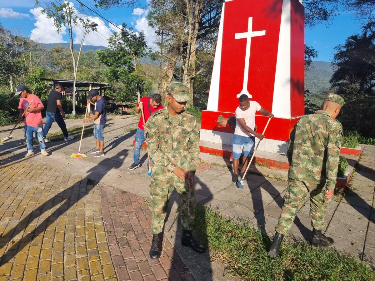 Ejercito_Div6's tweet photo. En el Barrio la Loma de Mocoa #Putumayo, nuestros soldados del Batallón de Apoyo y Servicios para el Combate N.°27 de la  #Brigada27 en conjunto con la comunidad, llevaron a cabo una jornada de limpieza 🧹 y mantenimiento del parque de esta localidad.

#SoldadoEsServicioSocial🪖 https://t.co/lhIpeSLRoK
