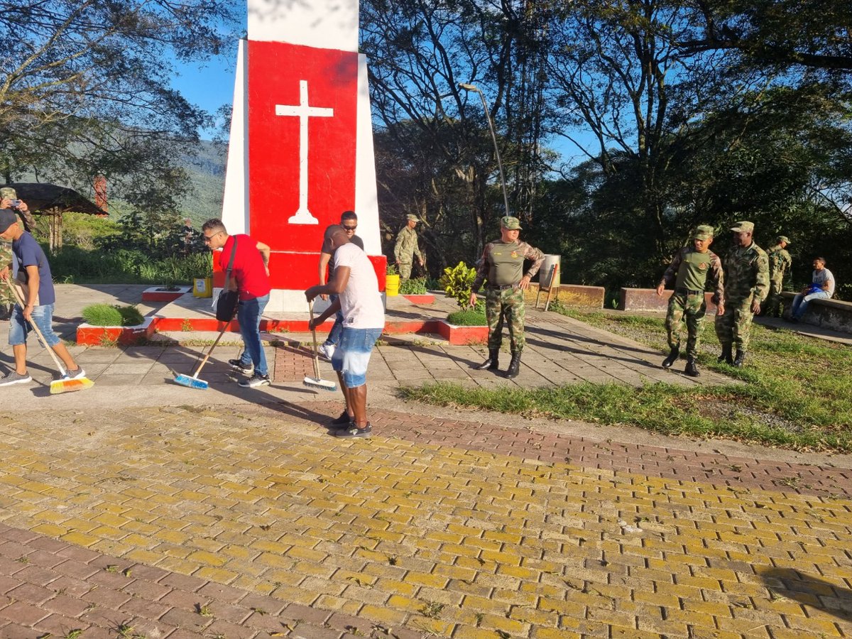 Ejercito_Div6's tweet photo. En el Barrio la Loma de Mocoa #Putumayo, nuestros soldados del Batallón de Apoyo y Servicios para el Combate N.°27 de la  #Brigada27 en conjunto con la comunidad, llevaron a cabo una jornada de limpieza 🧹 y mantenimiento del parque de esta localidad.

#SoldadoEsServicioSocial🪖 https://t.co/lhIpeSLRoK