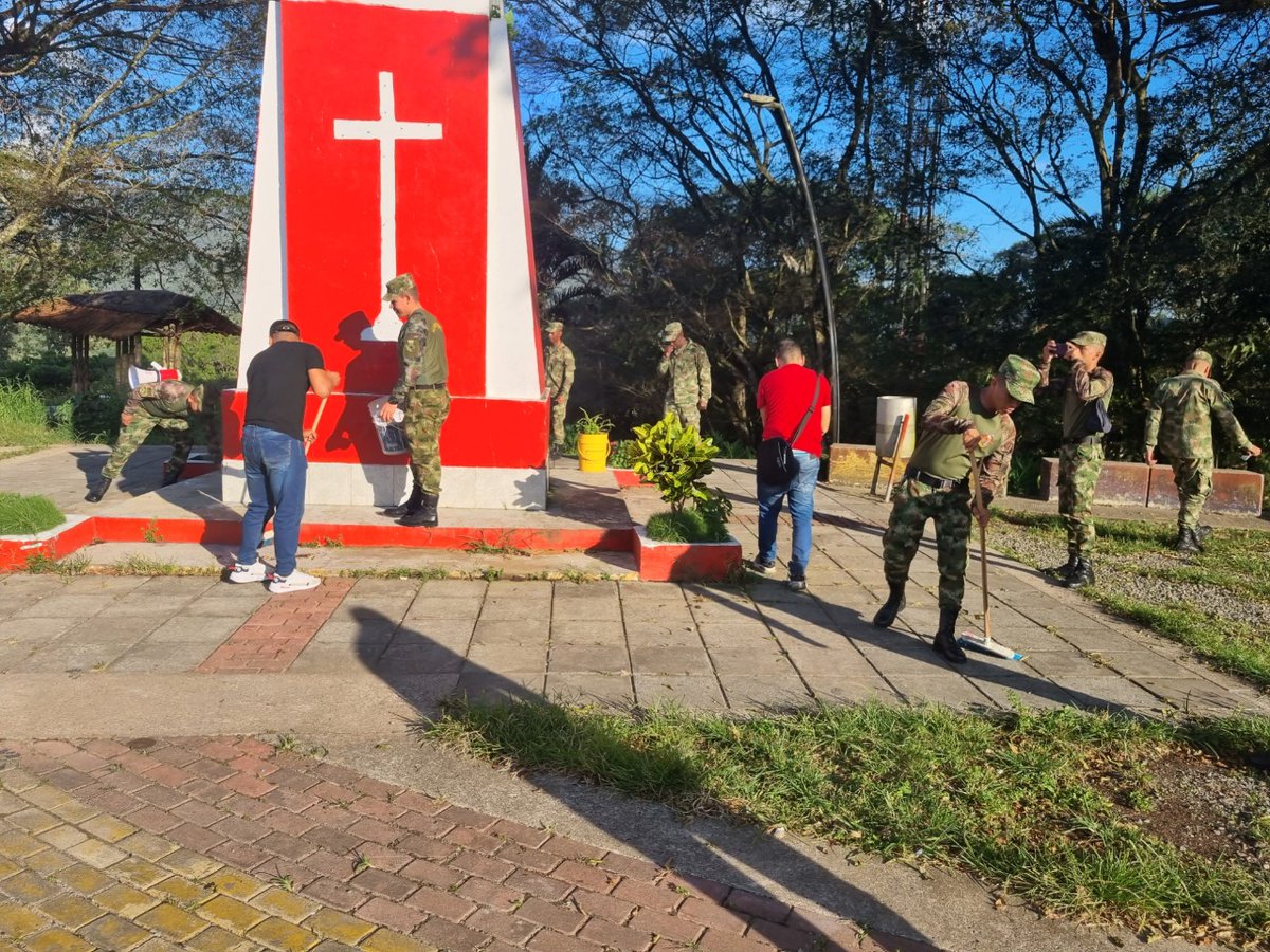 Ejercito_Div6's tweet photo. En el Barrio la Loma de Mocoa #Putumayo, nuestros soldados del Batallón de Apoyo y Servicios para el Combate N.°27 de la  #Brigada27 en conjunto con la comunidad, llevaron a cabo una jornada de limpieza 🧹 y mantenimiento del parque de esta localidad.

#SoldadoEsServicioSocial🪖 https://t.co/lhIpeSLRoK