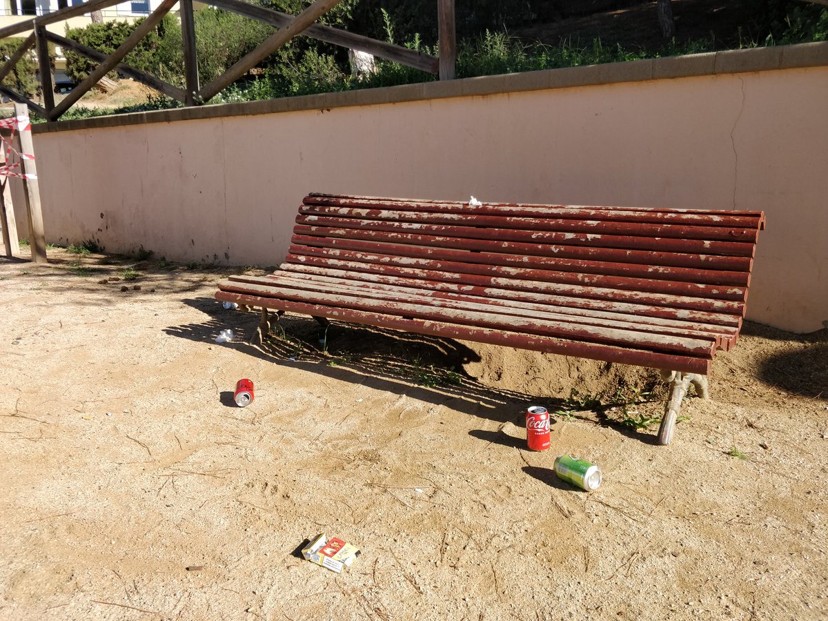 Rever_'s tweet photo. @AjArenys està molt bé haver renovat els jocs infantils del parc dels Països Catalans, però l'estat en el que està diguem que no convida massa a anar-hi amb els nens. Valles trencades, bancs trencats i molt vells, brutícia... La neteja un cop la setmana és clarament insuficient. https://t.co/QXuC66aHDy