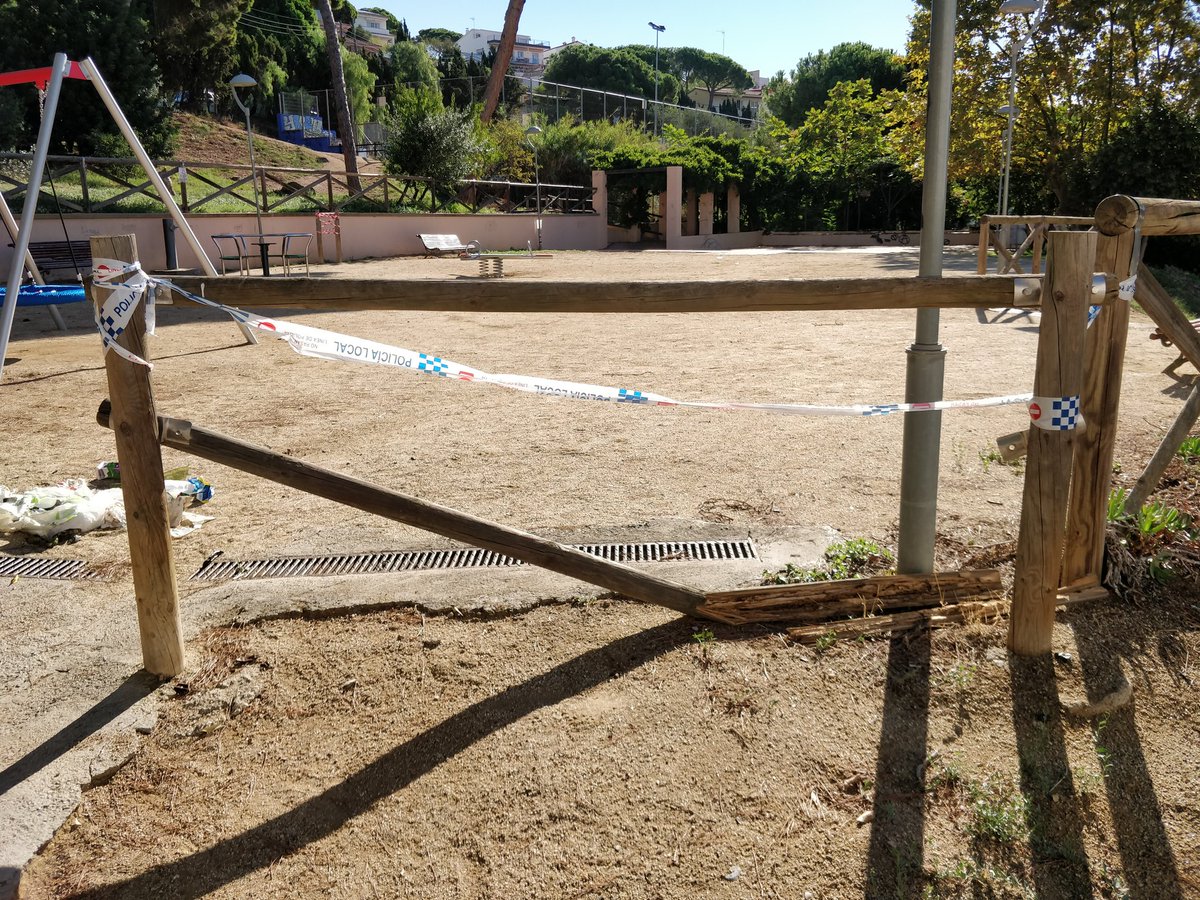 Rever_'s tweet photo. @AjArenys està molt bé haver renovat els jocs infantils del parc dels Països Catalans, però l'estat en el que està diguem que no convida massa a anar-hi amb els nens. Valles trencades, bancs trencats i molt vells, brutícia... La neteja un cop la setmana és clarament insuficient. https://t.co/QXuC66aHDy