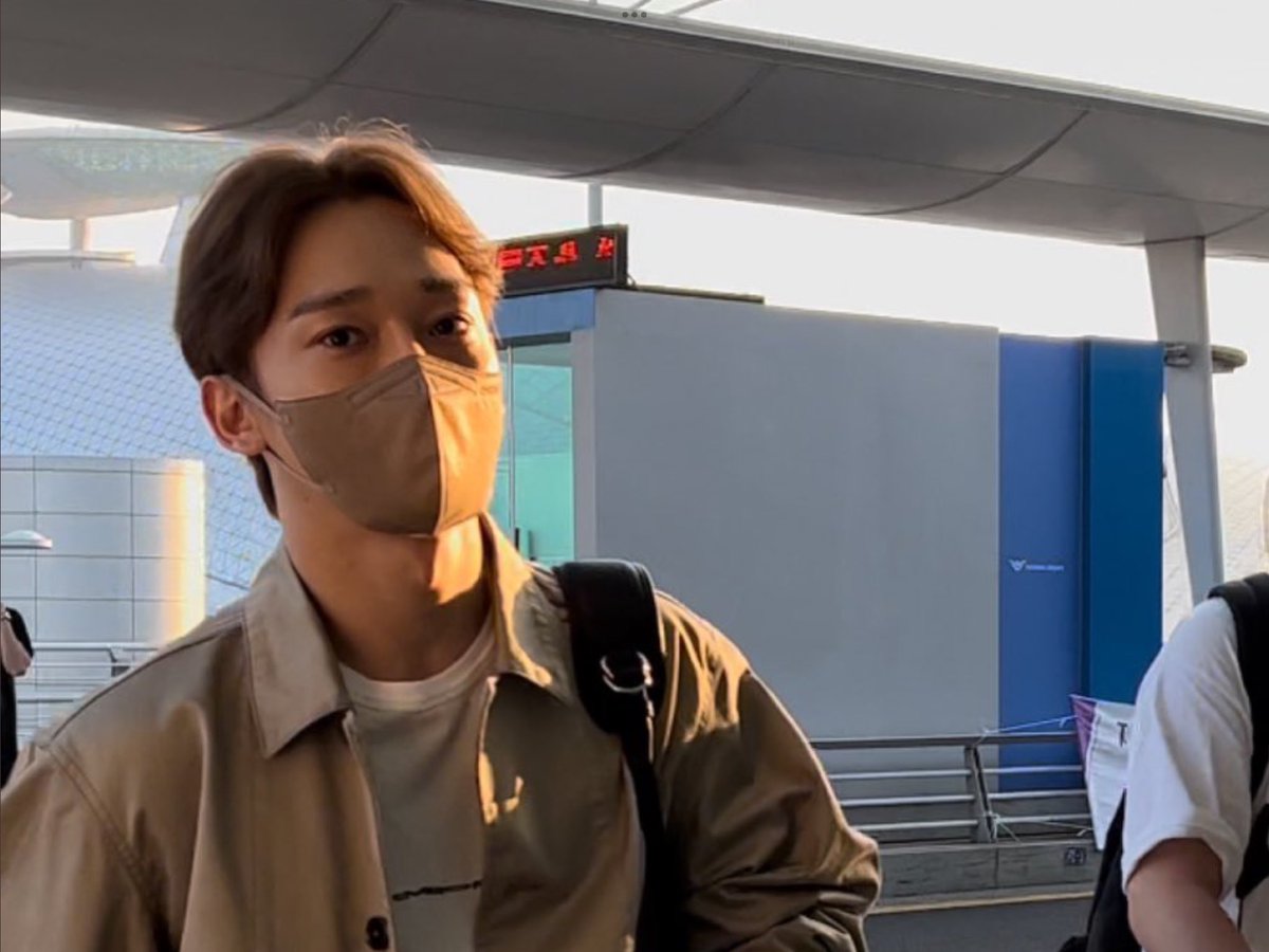 daelyletter's tweet photo. If he looked at me, I’D CRY 😭😭😭 https://t.co/wDipg6uuLU