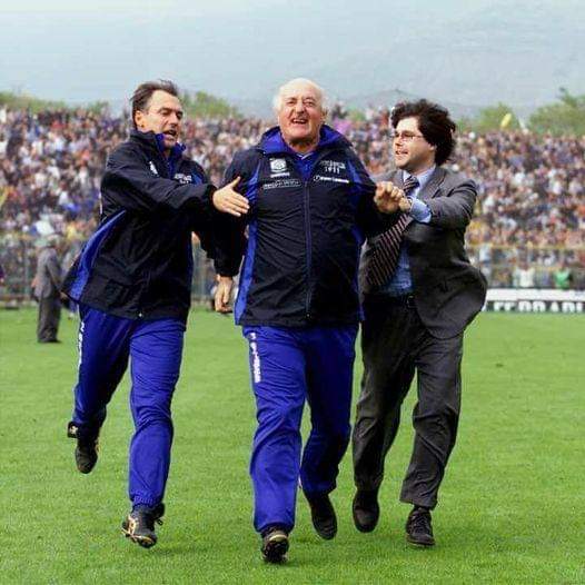 donatoratano's tweet photo. 30 settembre 2001

La famosissima corsa di #MicheleEmiliano, inutilmente trattenuto da #MarcoLacarra e #FrancescoBoccia, dopo le esultanze di #PippiMellone con il centro destra. https://t.co/i87Ub3o5Vm
