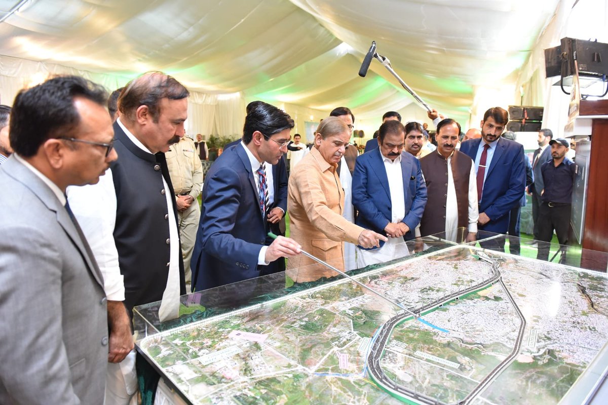 PMLNISBOfficial's tweet photo. Prime Minister Shehbaz Sharif laid the foundation stone of Bhara Kahu bypass in Islamabad earlier today.

The 5.4 kilometer long bypass including 1350 meters long overhead bridge will be completed in just three months. https://t.co/vFGRHPHRCV