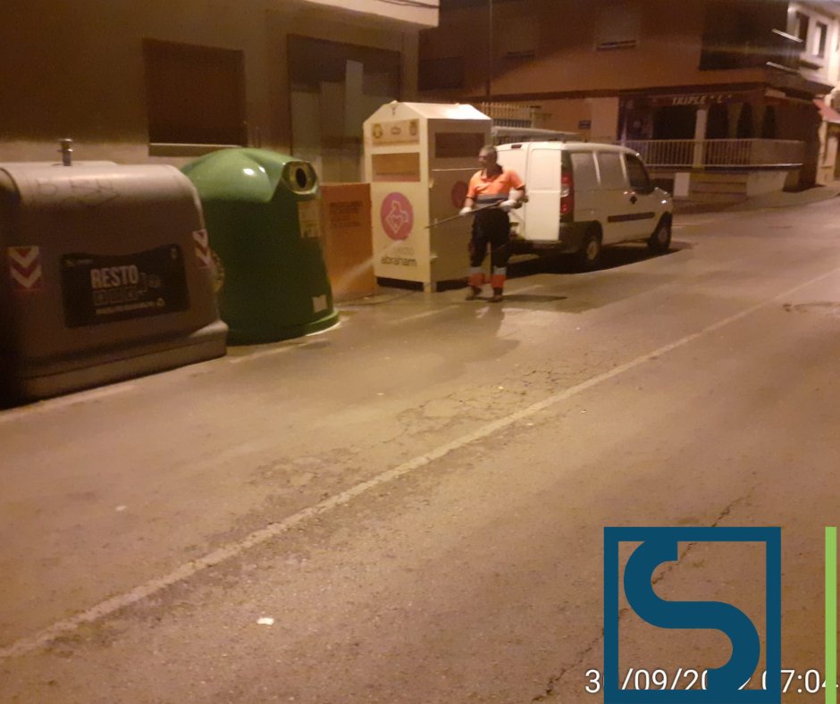 SercomosaN's tweet photo. Trabajos de limpieza de contenedores con agua a presión. 

Recuerda utilizar cada contenedor para su correspondiente residuo.

La basura que se deposita en el #ContenedordeResto dentro de una bolsa bien cerrada. Así evitamos derrames y malos olores.

#EntreTodosCuidamosMolina https://t.co/5FlfuSIp0t