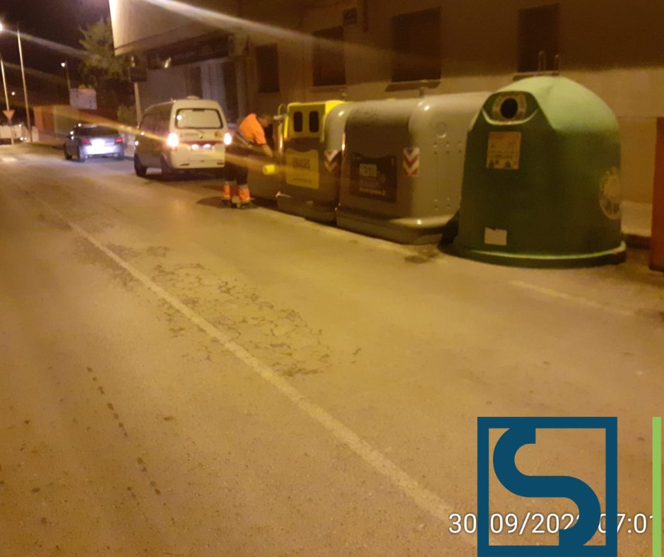 SercomosaN's tweet photo. Trabajos de limpieza de contenedores con agua a presión. 

Recuerda utilizar cada contenedor para su correspondiente residuo.

La basura que se deposita en el #ContenedordeResto dentro de una bolsa bien cerrada. Así evitamos derrames y malos olores.

#EntreTodosCuidamosMolina https://t.co/5FlfuSIp0t