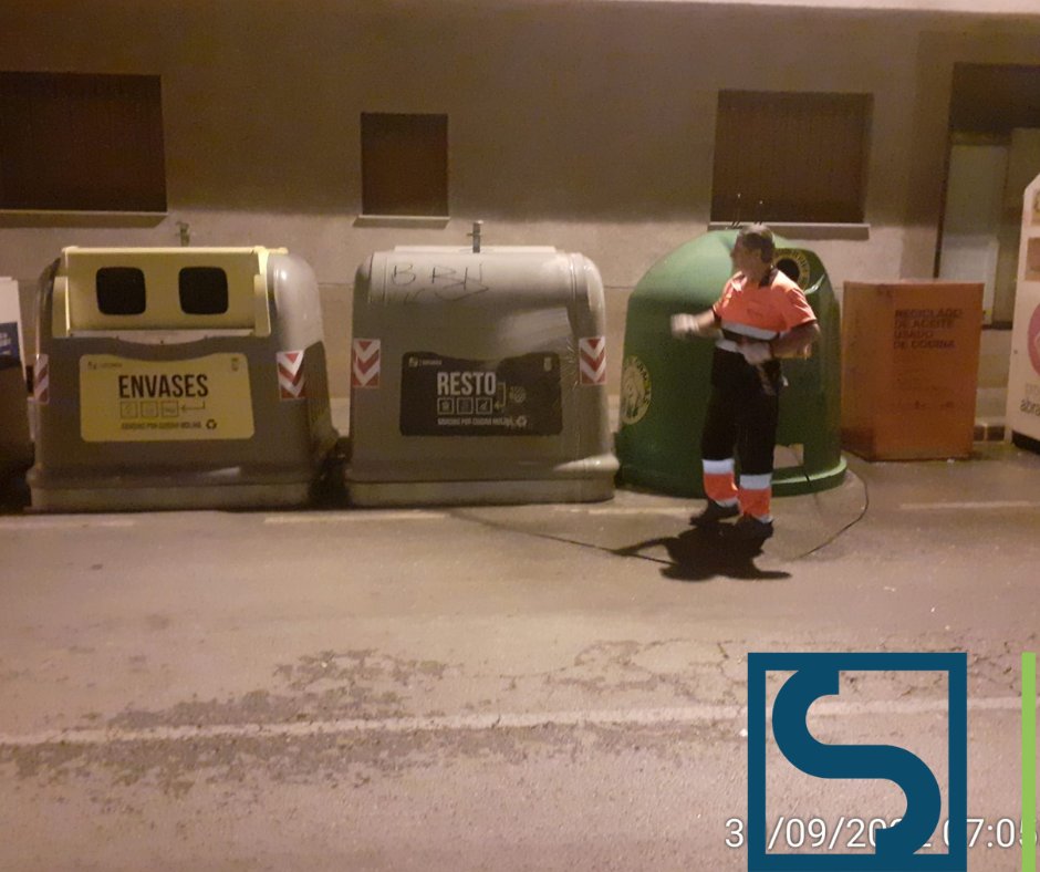 SercomosaN's tweet photo. Trabajos de limpieza de contenedores con agua a presión. 

Recuerda utilizar cada contenedor para su correspondiente residuo.

La basura que se deposita en el #ContenedordeResto dentro de una bolsa bien cerrada. Así evitamos derrames y malos olores.

#EntreTodosCuidamosMolina https://t.co/5FlfuSIp0t