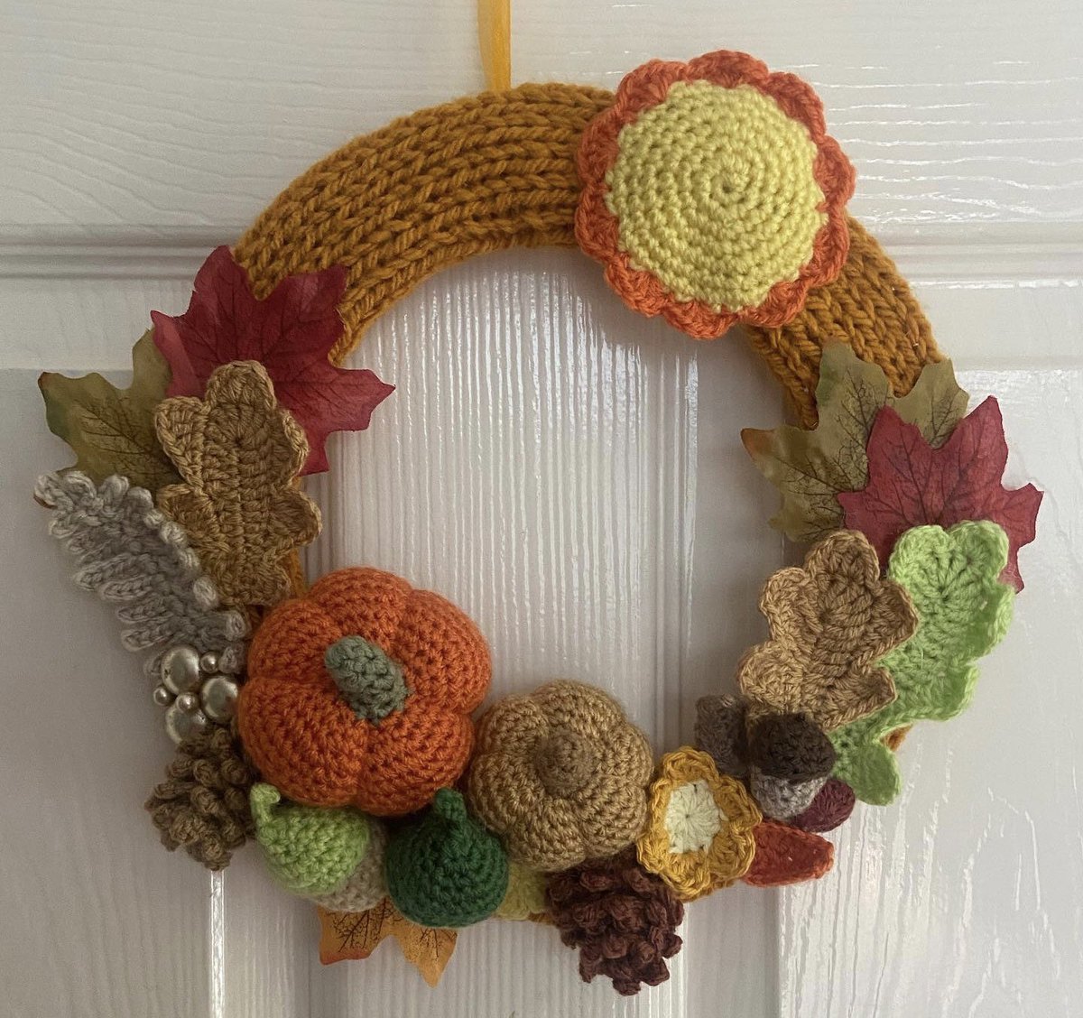 BeMoreTilly's tweet photo. Autumn is my favourite colour 🍁 #crochetautumn #crochetwreath #autumnwreath #handmade https://t.co/rrpWH68LaT