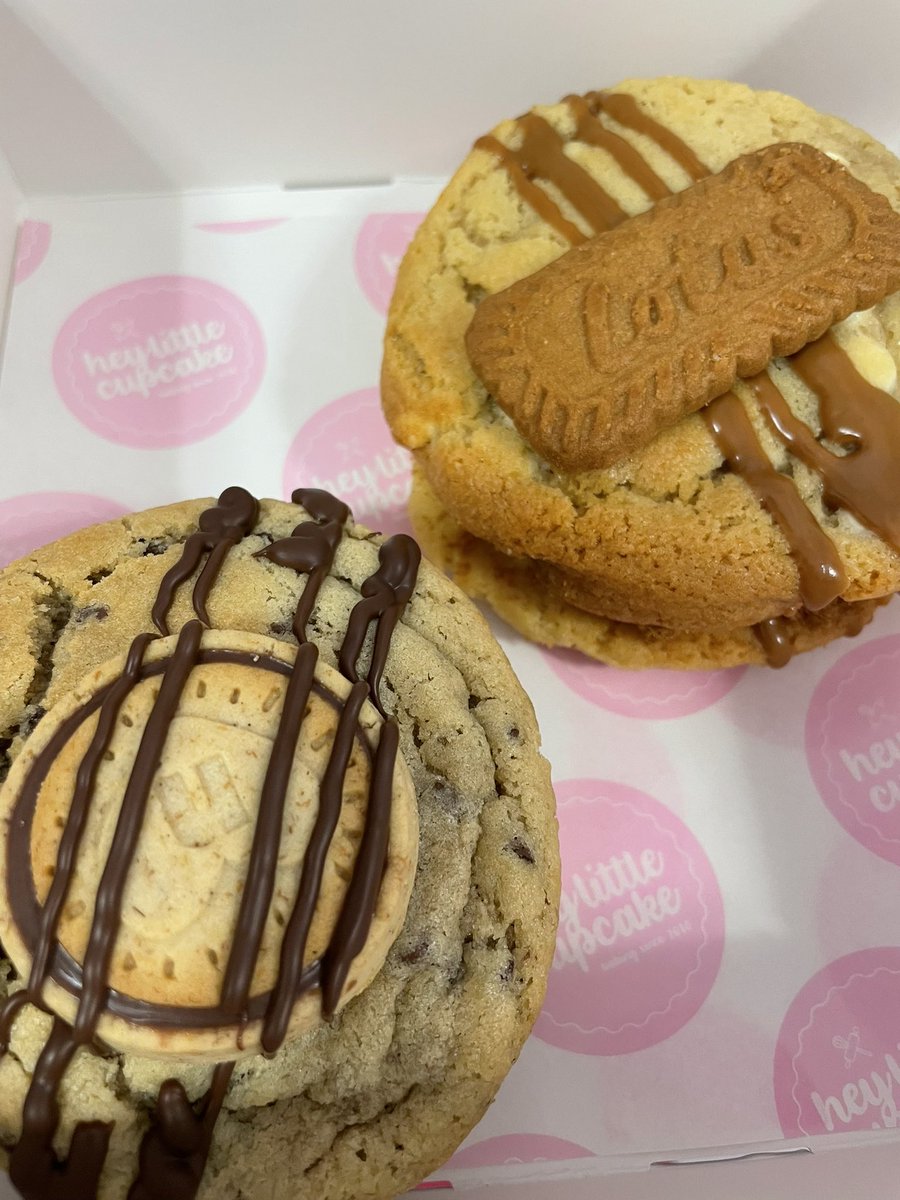 HLCupcake's tweet photo. Decisions Decisions… Nutella or Biscoff Stuffed Cookie Sandwiches? 🤔
#heylittlecupcake #cookiessandwich #manchester #selfridges #selfridgestrafford #selfridgesfood #fridayfood https://t.co/SDpEB9ahRP
