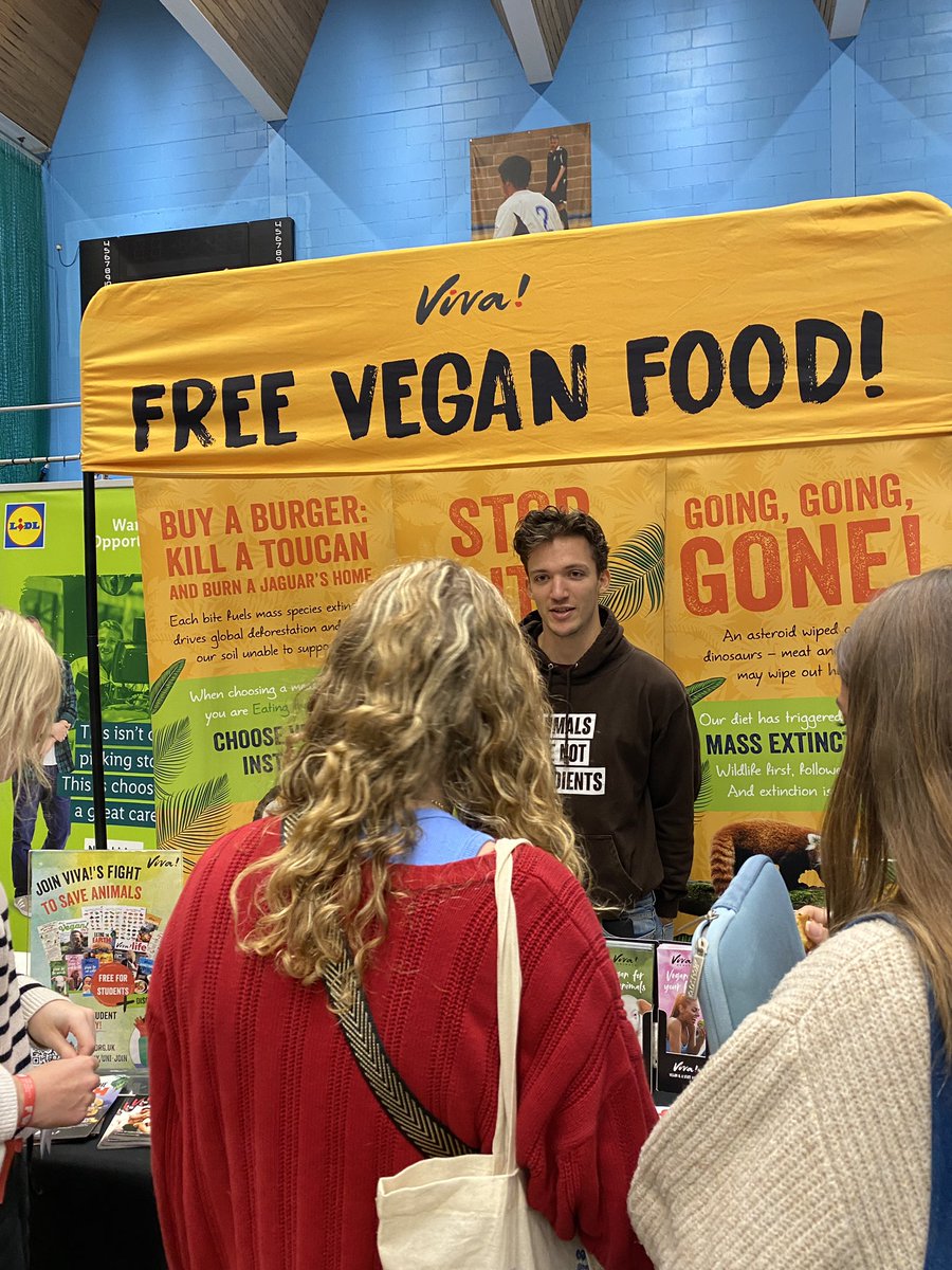 vivacampaigns's tweet photo. Today weโre at @UniofBath for another day of vegan activism ๐๐ We have free vegan #BensCookies to convince the students that vegan food isnโt scary - in fact, itโs delicious! #bathfreshers #bathuni https://t.co/DreFLRNXbC