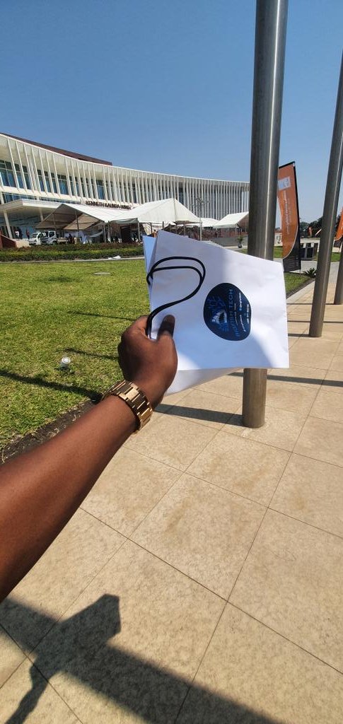 jonathanlupand0's tweet photo. We also deliver our laptop accessories across all 10 provinces in zambia 🇿🇲 
From laptop chargers ranging from  k200 to laptop batteries 🔋  for k550 
Cables k50
Laptop harddrive 500 gb k550 
1tb k900
097 1962756 
#bigfishtech
@bigfishtech1 https://t.co/3Q7gw7H0YS