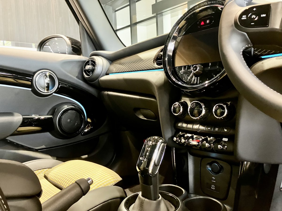 bmwtokyomini's tweet photo. ブロンズがキーカラー。
特別仕様車 Resolute EditionがMINI TOKYO BAYとMINI六本木で展示中です！

シックでエレガント🥸

特別仕様車を見に、ショールームに遊びに来てください🚗

#mini #resoluteedition https://t.co/0Ig5aUDaLT
