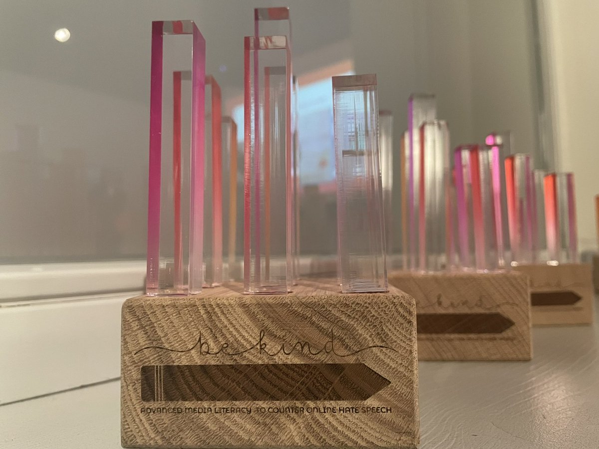 digitalechancen's tweet photo. Gestern war die #AllDigitalAward Preisverleihung! Ausgezeichnet wurden auch Lehrer*innen des #AMeLiEproject, die mit ihren Schüler*innen im Rahmen der #KindSpeechDay Kampagne mit innovativen, kreativen Aktionen ein Zeichen gegen Hass im Netz gesetzt haben! Herzlichen Glückwunsch! https://t.co/xle6IuxKk1