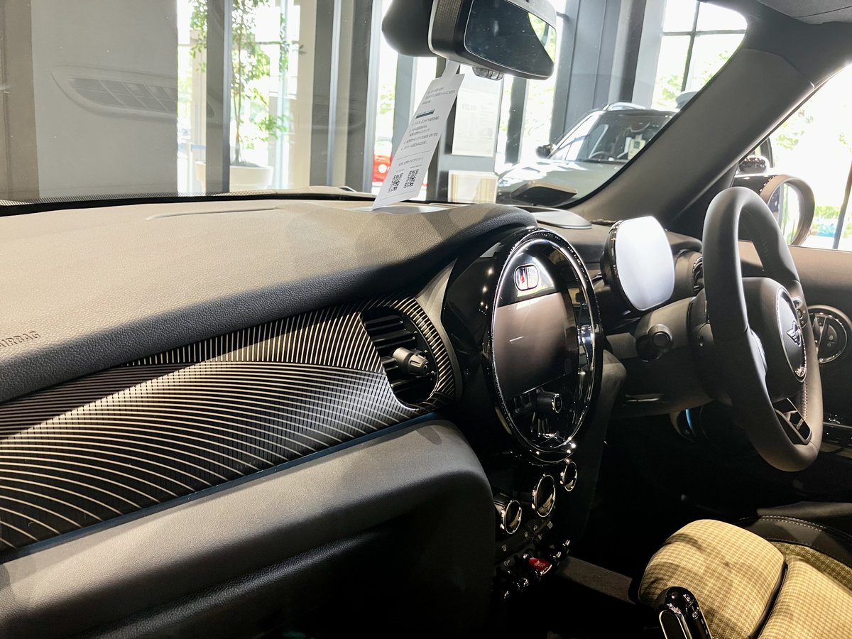bmwtokyomini's tweet photo. ブロンズがキーカラー。
特別仕様車 Resolute EditionがMINI TOKYO BAYとMINI六本木で展示中です！

シックでエレガント🥸

特別仕様車を見に、ショールームに遊びに来てください🚗

#mini #resoluteedition https://t.co/0Ig5aUDaLT