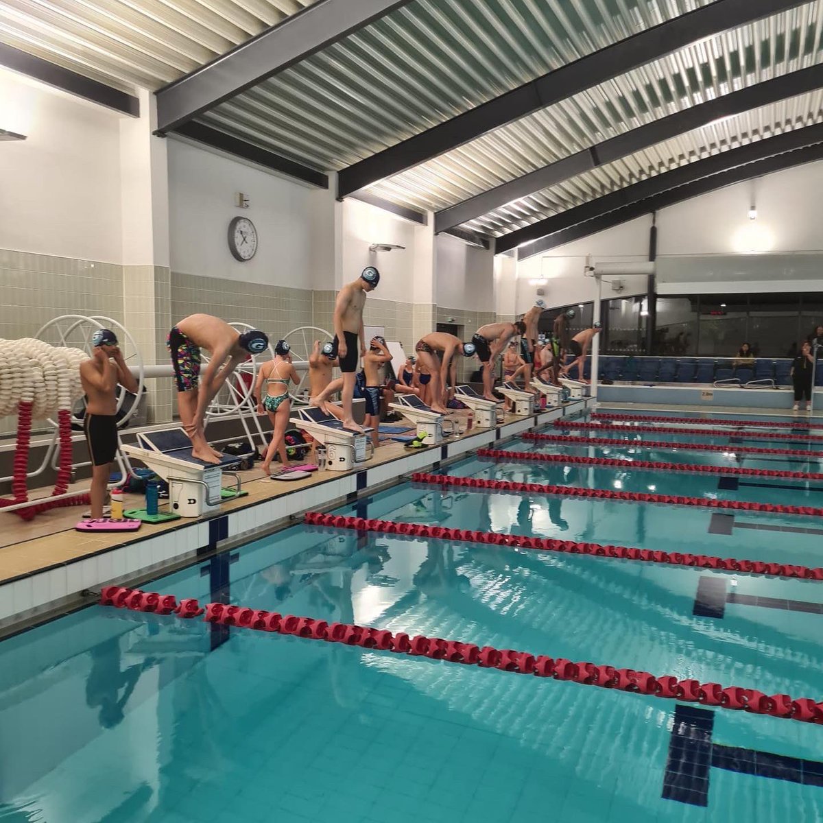 guildfordcitysc's tweet photo. Joint swim session for our Junior Performance and Junior National squads last night. 

Stand up fast swims!

#GuildfordCitySwimmingClub #Team #SEPerformanceCentres #Phelps #KitKabin #Training #Surrey https://t.co/NKo4AS3pHG