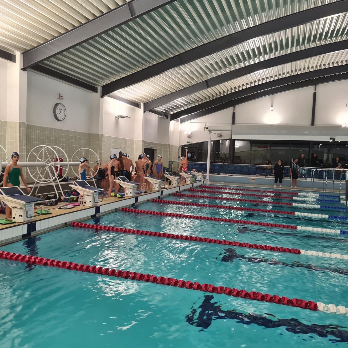 guildfordcitysc's tweet photo. Joint swim session for our Junior Performance and Junior National squads last night. 

Stand up fast swims!

#GuildfordCitySwimmingClub #Team #SEPerformanceCentres #Phelps #KitKabin #Training #Surrey https://t.co/NKo4AS3pHG
