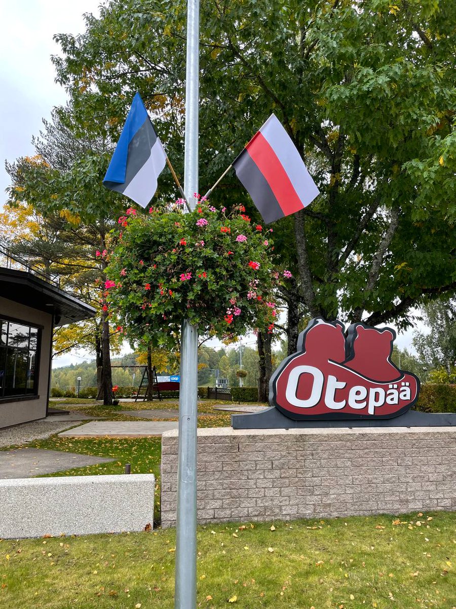 Ugraina's tweet photo. У місті Отепяе в Естонії відкрився Ерзянський національний з'їзд. Все місто завішане ерзянськими національними прапорами -- в такий спосіб міська влада висловлює свою солідарність із братським ерзянським народом, який зараз переживає непрості часи. #ерзя https://t.co/oAkv7LSrQg