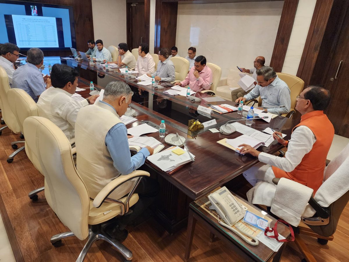 OfficeofSSC's tweet photo. मुख्यमंत्री श्री @ChouhanShivraj ने मंत्रालय में राज्य मंत्री श्री @BharatBjp11 जी, मध्यप्रदेश राज्य नीति एवं योजना आयोग के उपाध्यक्ष श्री @Sachin_Chat जी एवं उच्च अधिकारियों के साथ ट्रेड प्रमोशन काउंसिल की बैठक की और आवश्यक दिशा-निर्देश दिये। https://t.co/FWROFdzrfR