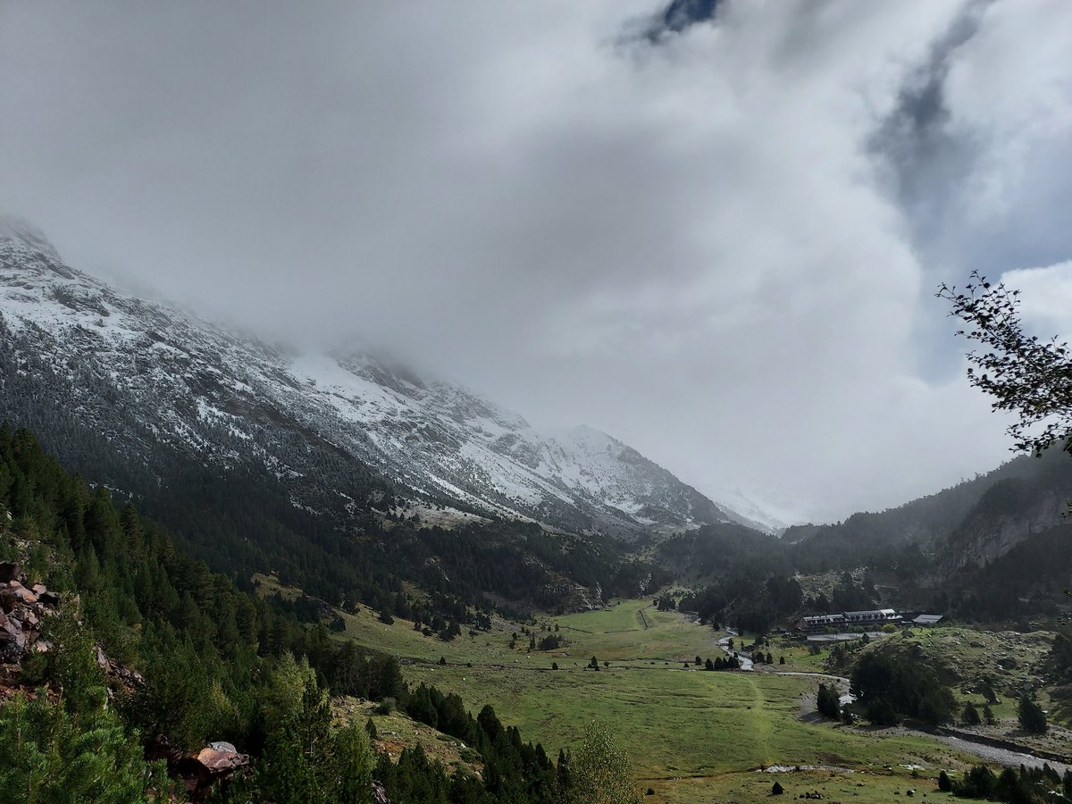 SMM051166's tweet photo. @aquilatierratve la nieve en Llanos del Hospital, Huesca. .  Victoria,Trini y Emilio https://t.co/g6dkTTY0Qi